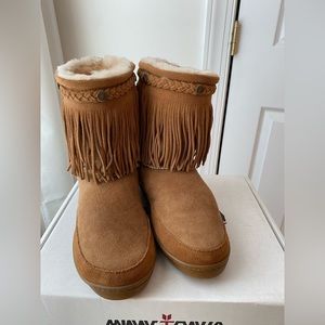 Minnetonka Short Fringe Boot in Chestnut Sz 8